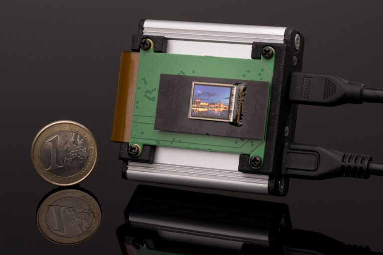 Microdisplay FraunhfoferIPMS 1 768x511